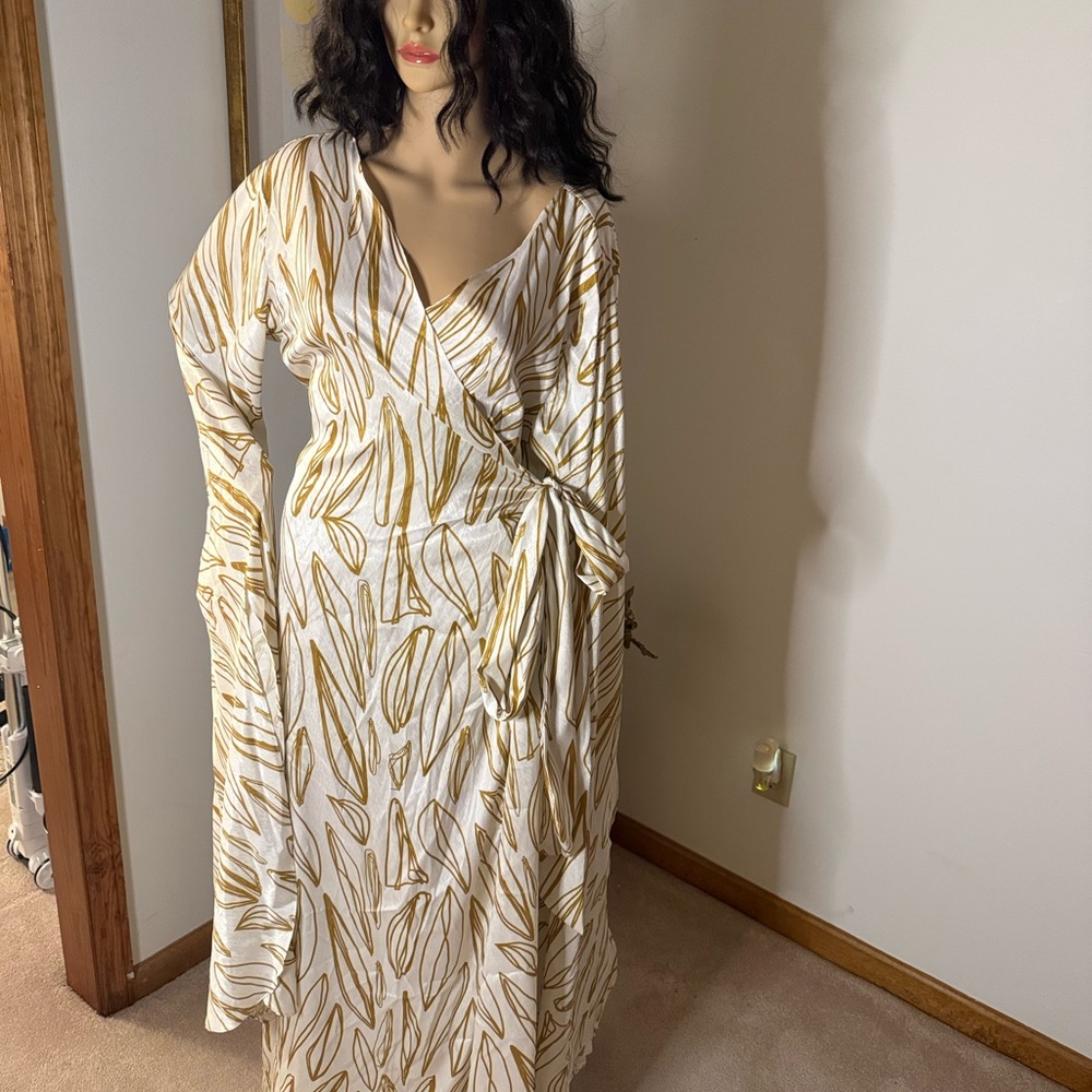Diarrablu White and Gold Patterned Long Sleeve Dress